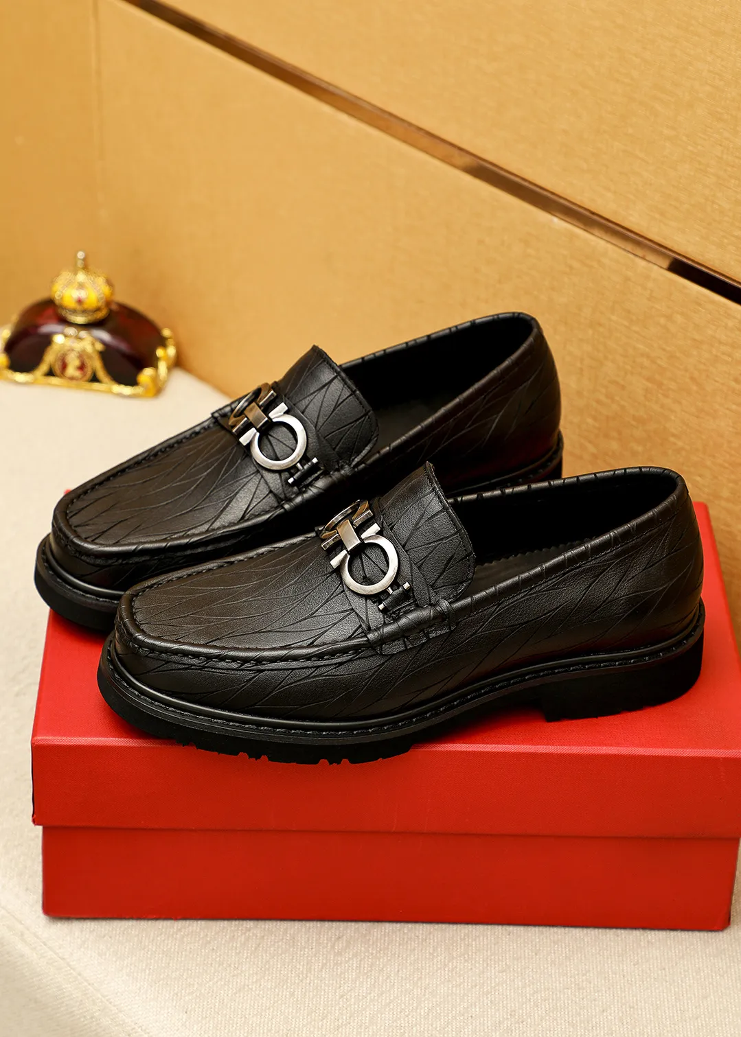 Men's shoes 💰520 💐 Product trademark: Ferragamo "Ferragamo" casual leather shoes Regular size: 38-44 (45.46🉑️customized) Product materials: Selected imported first-layer calfskin embossed upper + original hardware buckle, imported water-dyed cow leather lining. Strong three-dimensional visual effect, original outsole color: 1⃣️color optional
